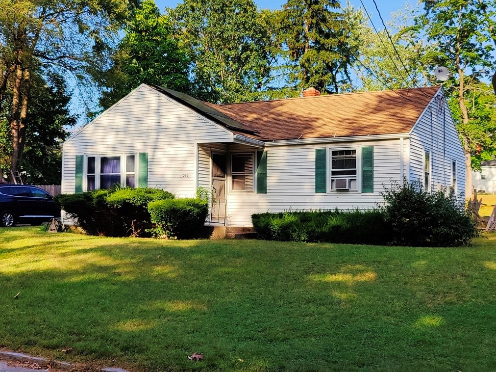253 Stapleton Rd, Springfield, MA 01109