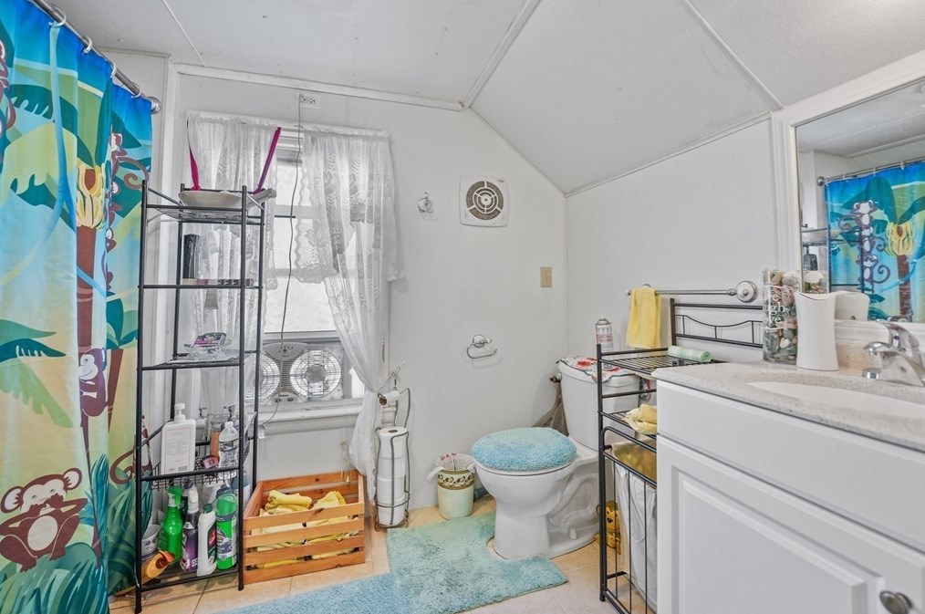 403 King Philip St, Fall River MA 02724-1923 exterior