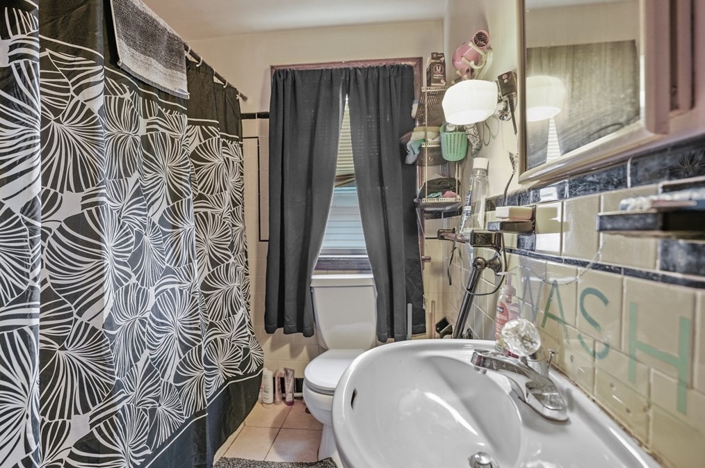 403 King Philip St, Fall River MA 02724-1923 exterior