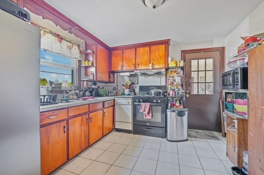 403 King Philip St, Fall River MA 02724-1923 exterior