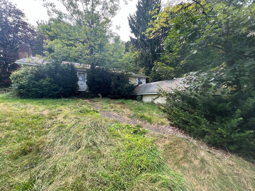 69 Southbridge Rd, Dudley, MA 01571