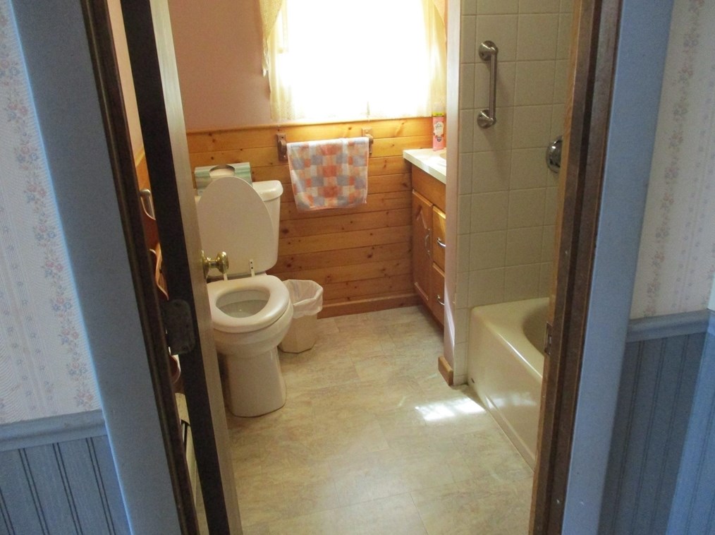 18 Potter St, Dartmouth MA 02748-1806 exterior