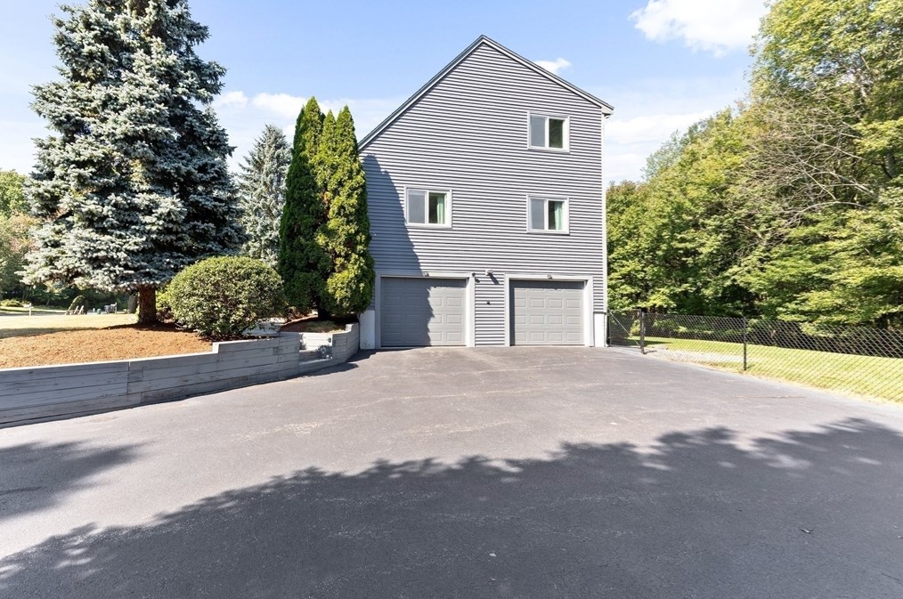 3 Forest Park Dr, Mendon MA  01756-1061 exterior