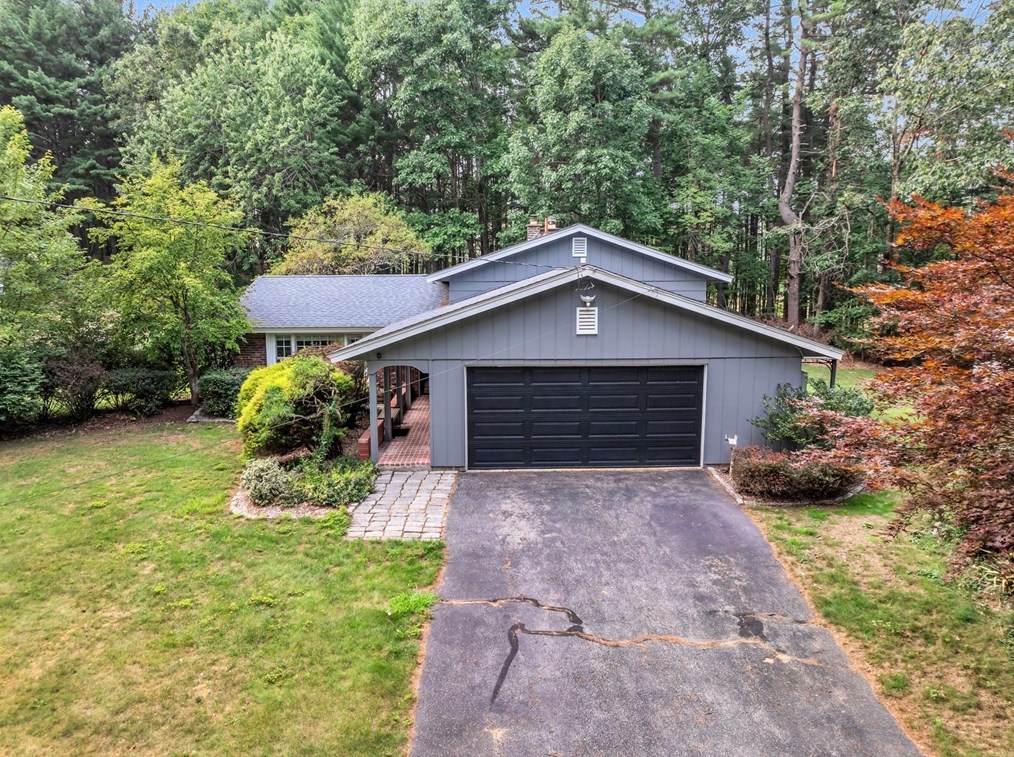 3 Country Club Dr, Chelmsford, MA 01824