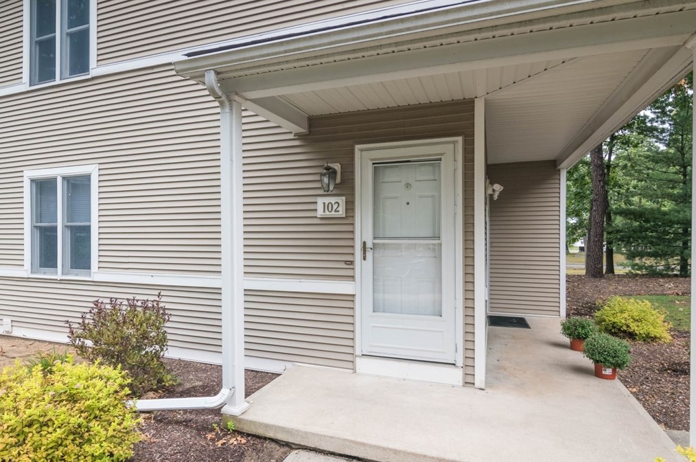 61 Abbey Memorial Dr, Chicopee, MA 01020-1771