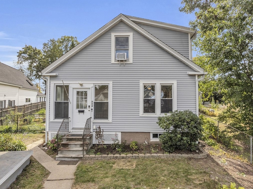 352 Sterling St, Clinton, MA 01510