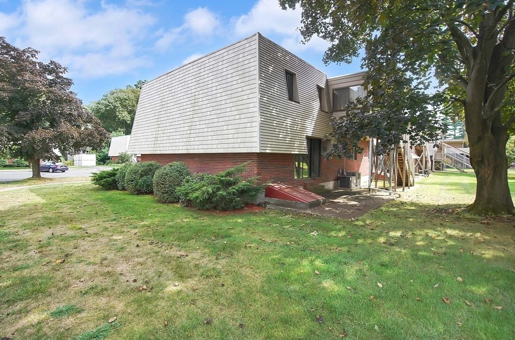 71 Beekman Dr, Agawam, MA 01001 exterior