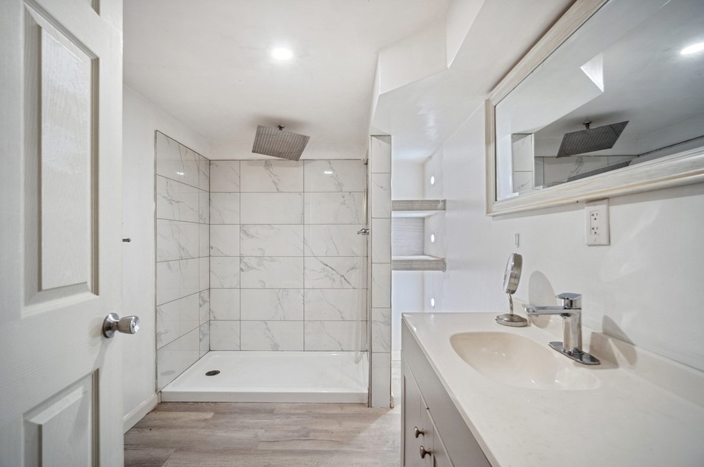 727 Br Pkwy, Springfield MA 01118-1925 exterior