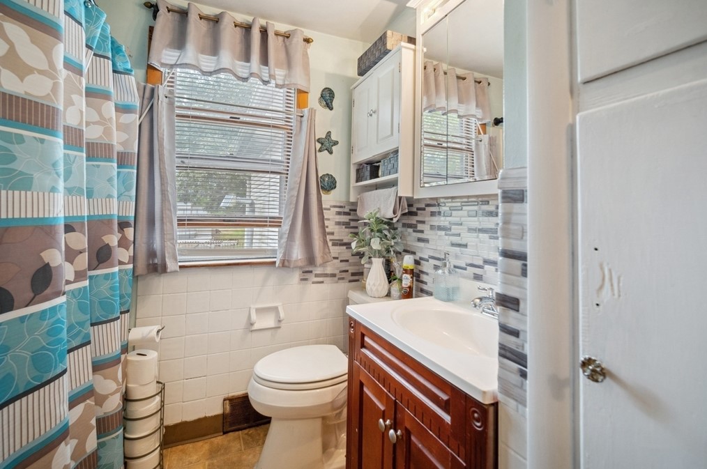 727 Br Pkwy, Springfield MA 01118-1925 exterior