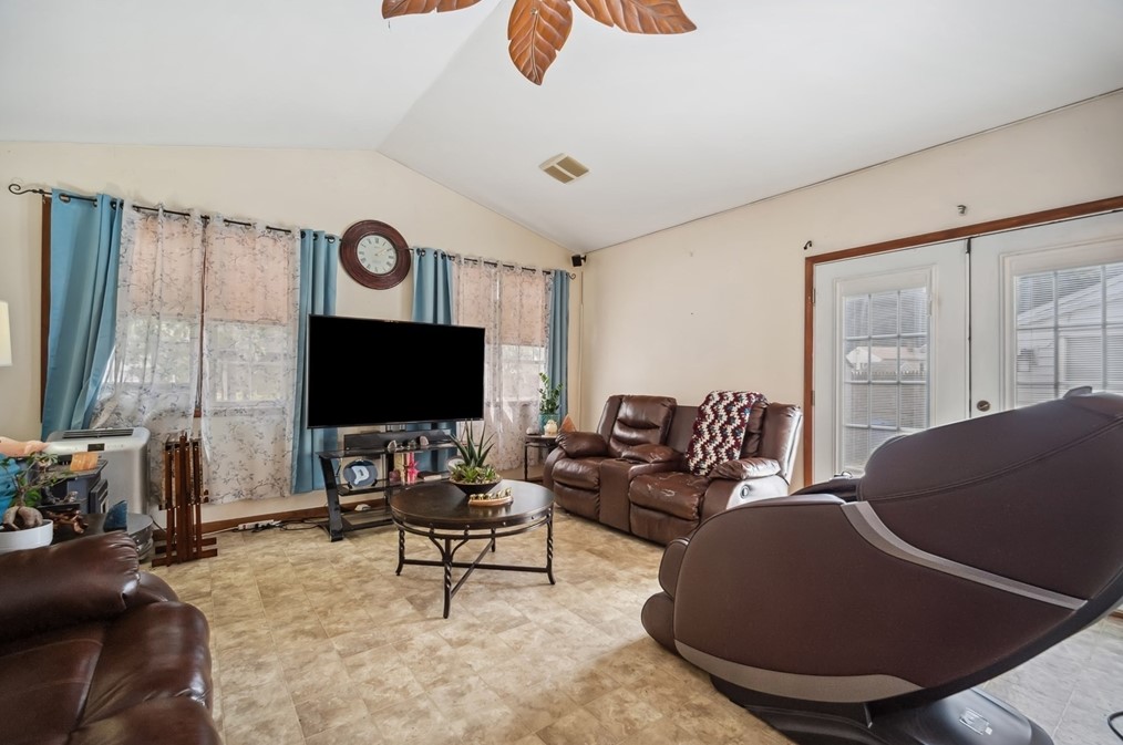 727 Br Pkwy, Springfield MA 01118-1925 exterior