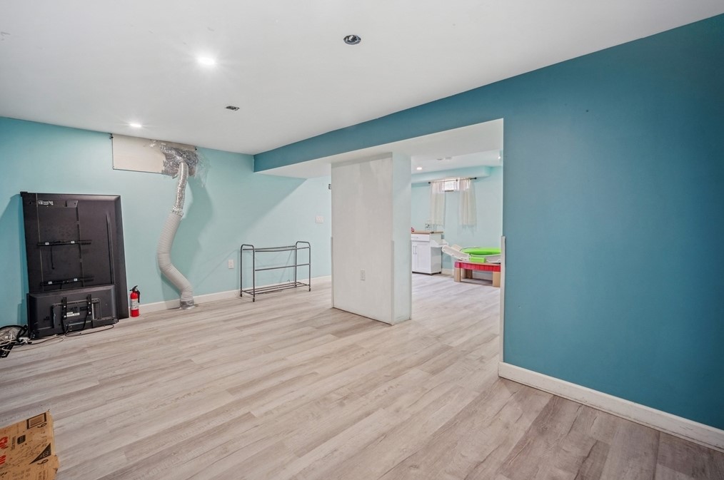 727 Br Pkwy, Springfield MA 01118-1925 exterior