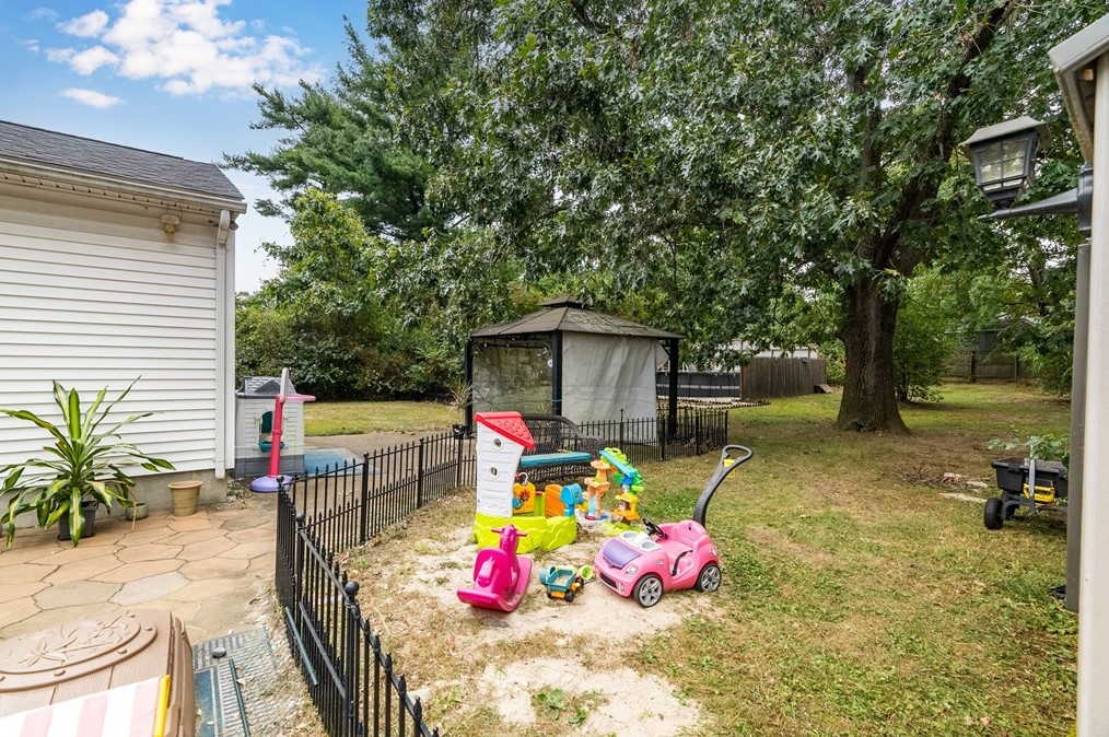 727 Br Pkwy, Springfield MA 01118-1925 exterior