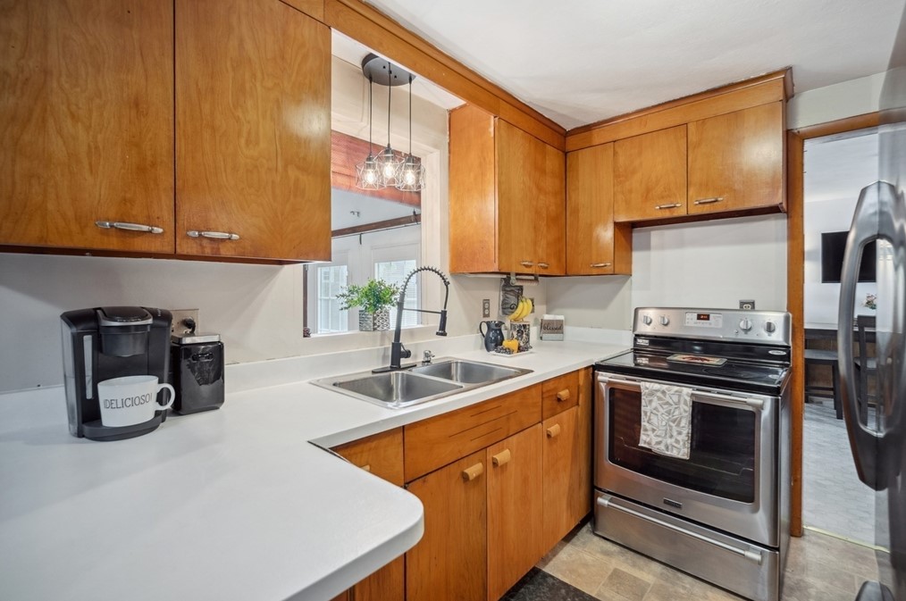 727 Br Pkwy, Springfield MA 01118-1925 exterior