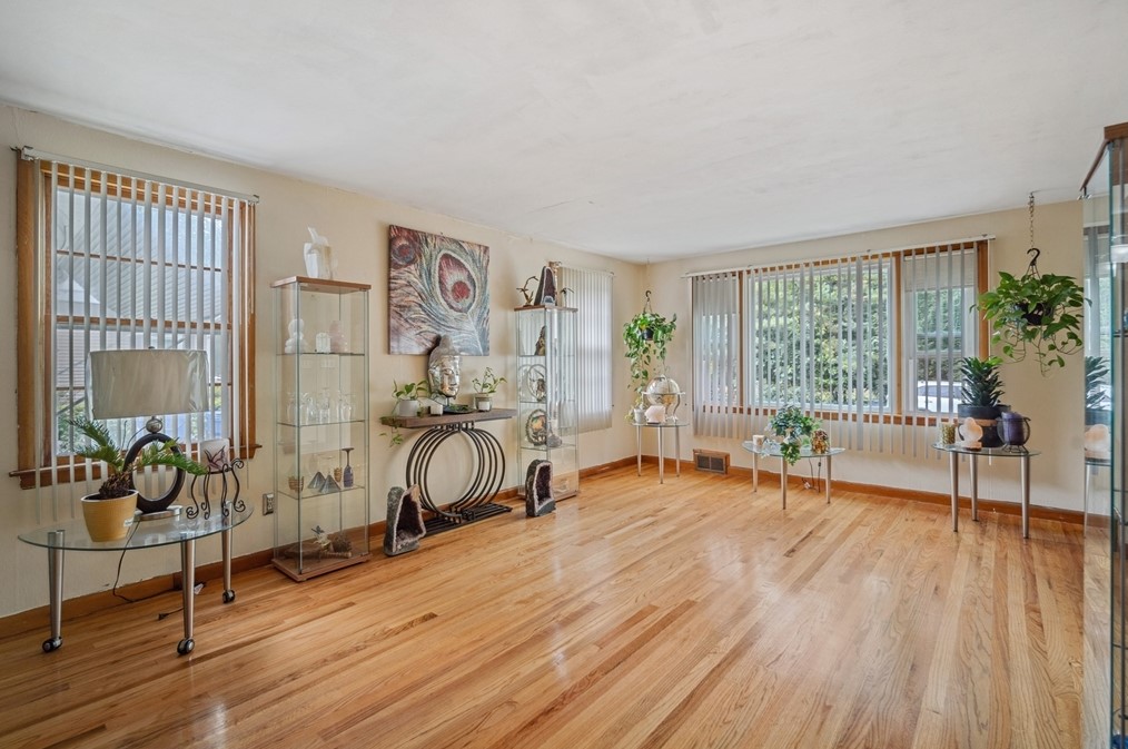 727 Br Pkwy, Springfield MA 01118-1925 exterior