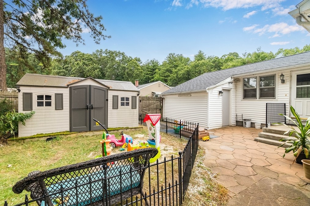 727 Br Pkwy, Springfield MA 01118-1925 exterior