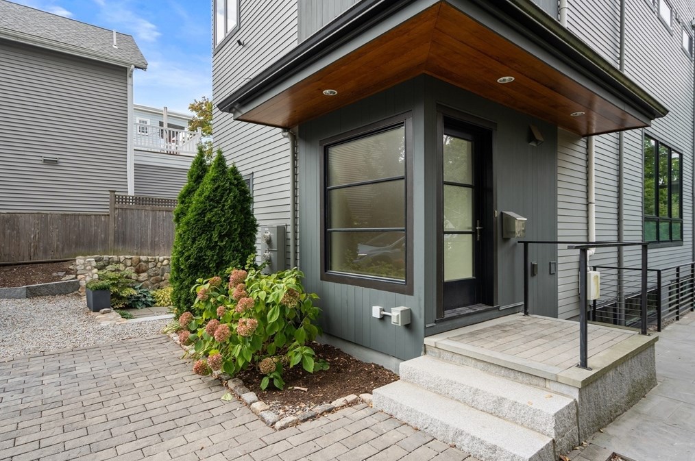 9 Donnell St, Cambridge, MA 02138-1305