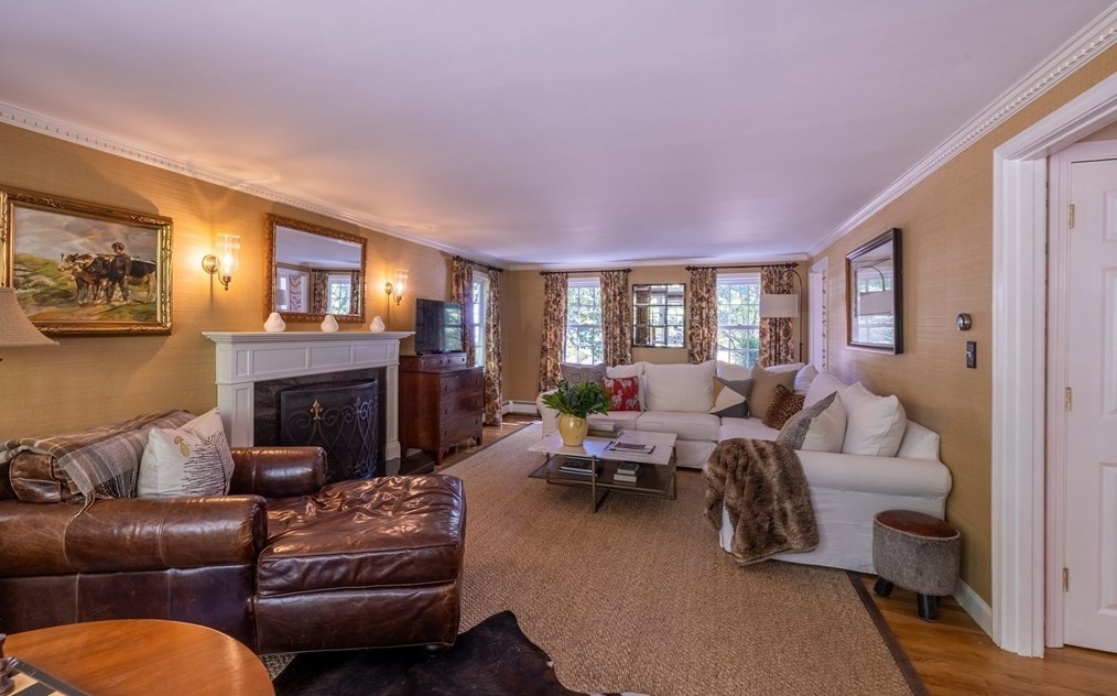 572 Essex St, Hamilton MA 01982-1513 exterior