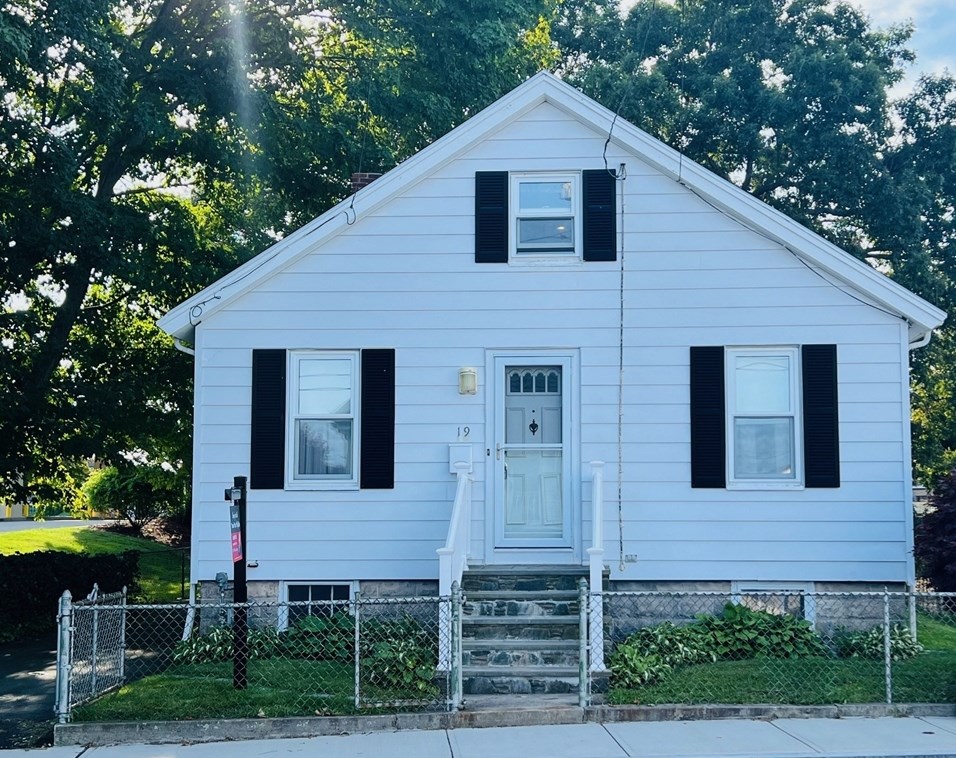 19 Sheridan St, Dartmouth, MA 02748-2518