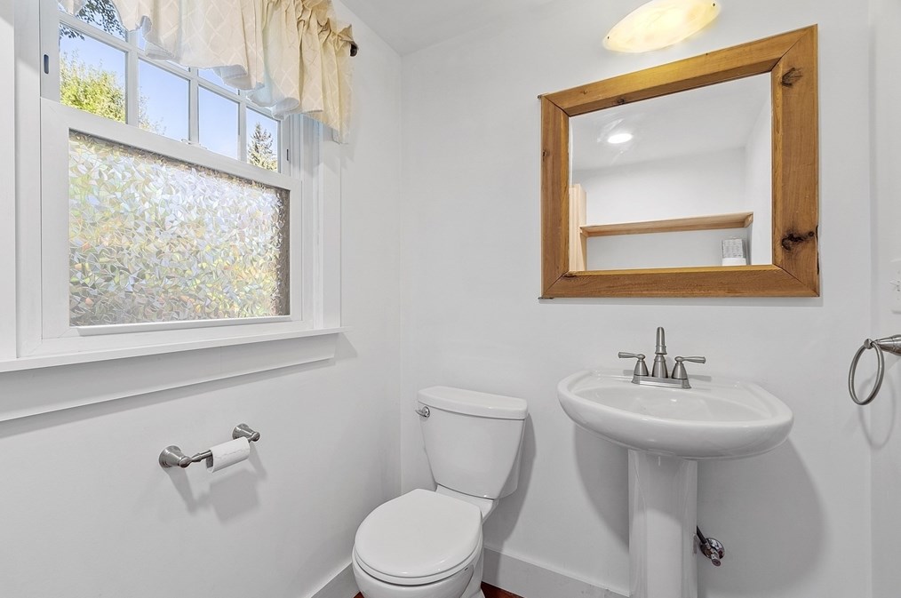 163 Pleasant St, Northborough MA 01532-3806 exterior