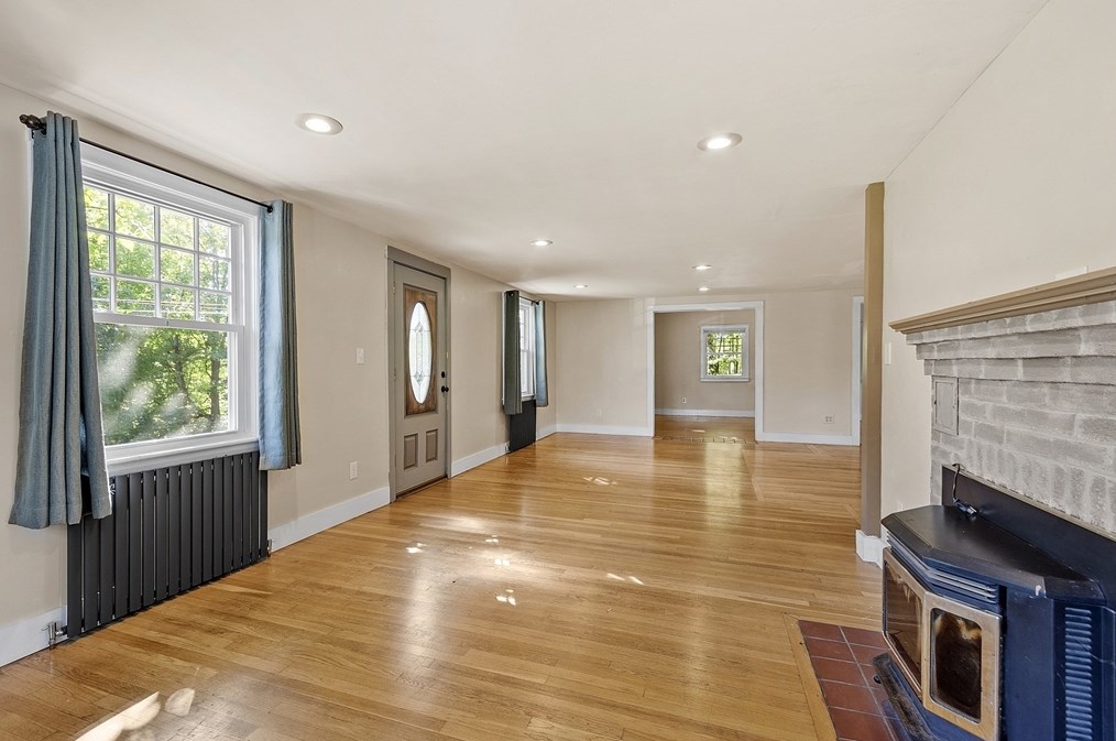 163 Pleasant St, Northborough MA 01532-3806 exterior