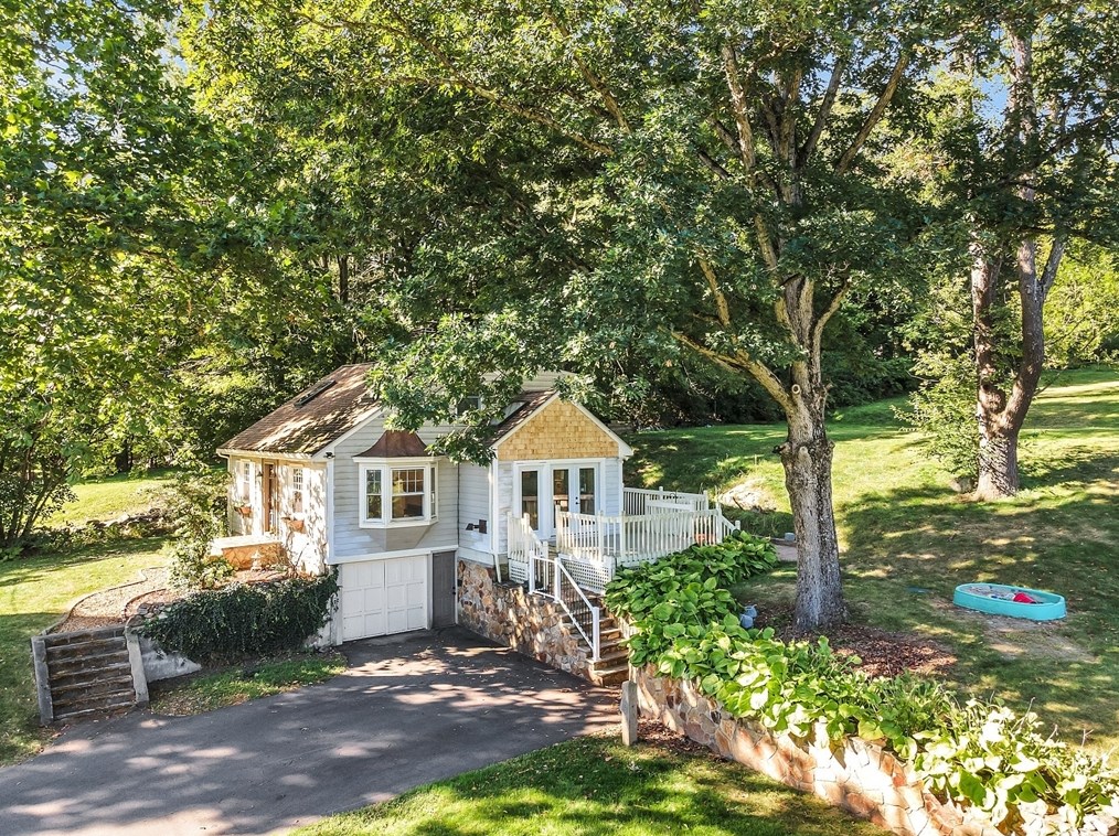 163 Pleasant St, Northborough MA 01532-3806 exterior