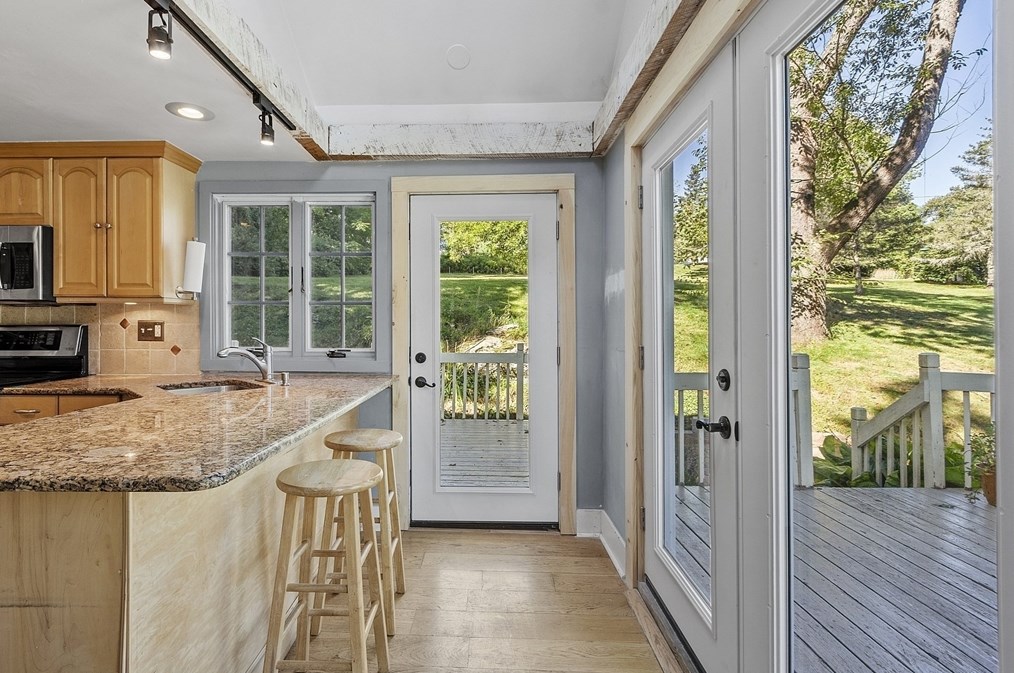 163 Pleasant St, Northborough MA 01532-3806 exterior