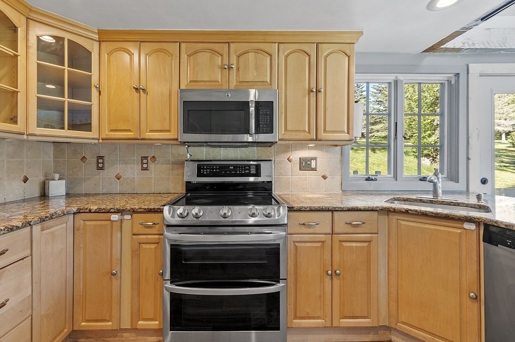 163 Pleasant St, Northborough MA 01532-3806 exterior