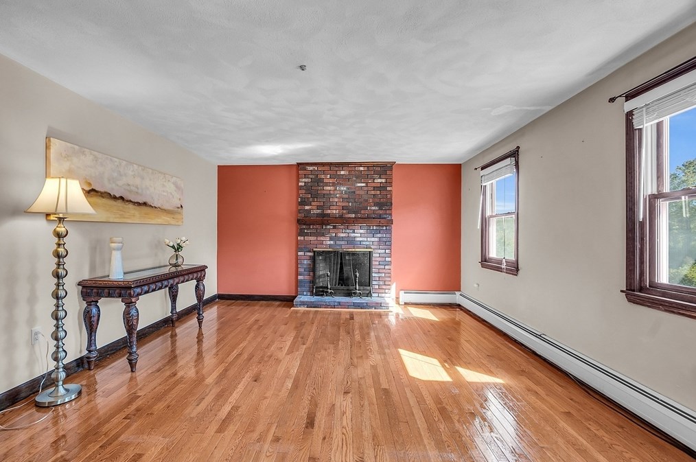 4 Lori Ln, Chelmsford, MA 01824