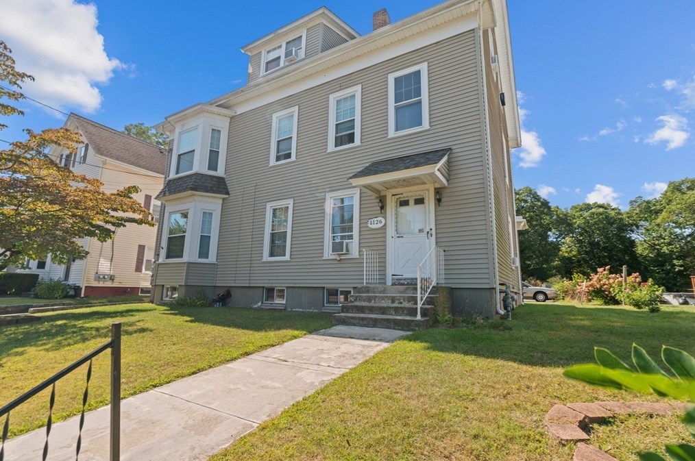 1126 Smithfield Ave, Lincoln, RI 02865-2638