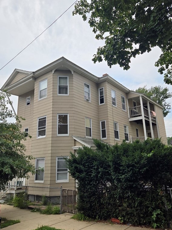 20 Woodbine St, Worcester, MA 01603