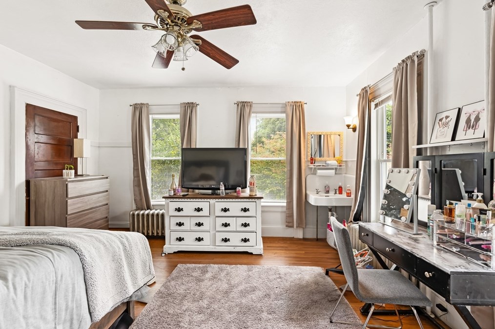 1136 Pleasant St, Amherst, MA 01002 exterior