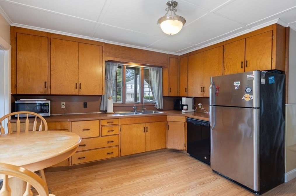 43 Alden St, Plymouth, MA 02360