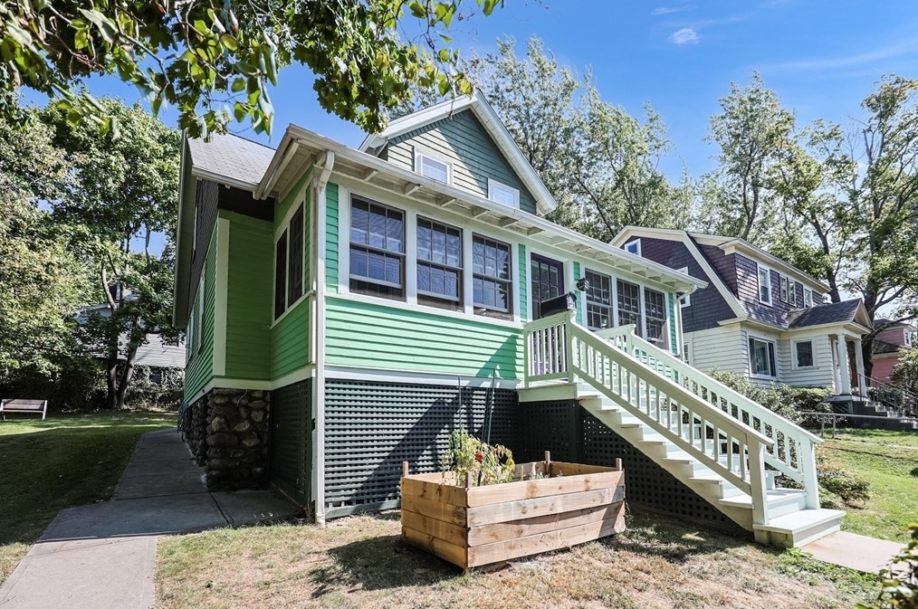 26 Velander St, Worcester, MA 01605