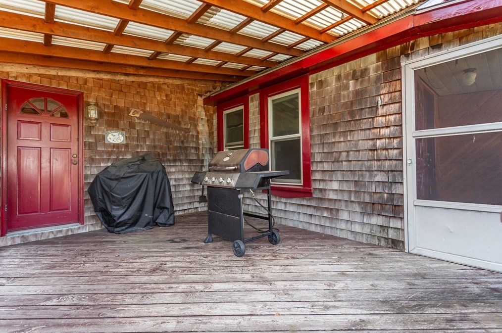 26 Norfolk Ave, Dartmouth MA 02747-3014 exterior