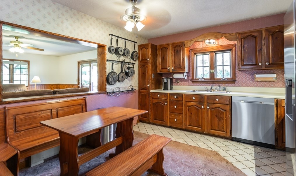 26 Norfolk Ave, Dartmouth MA 02747-3014 exterior