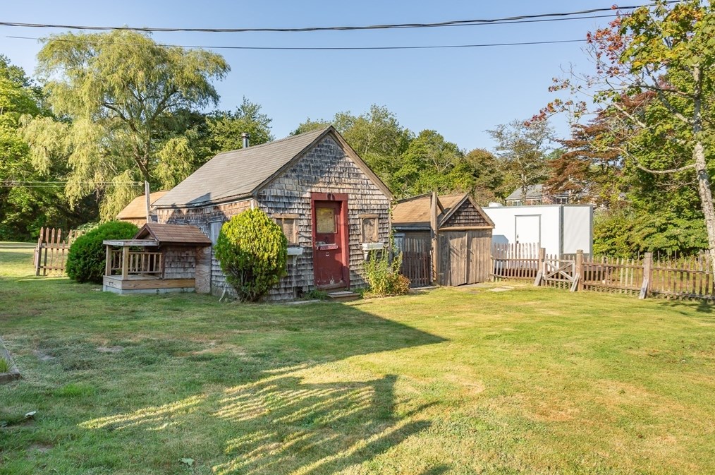 26 Norfolk Ave, Dartmouth MA 02747-3014 exterior