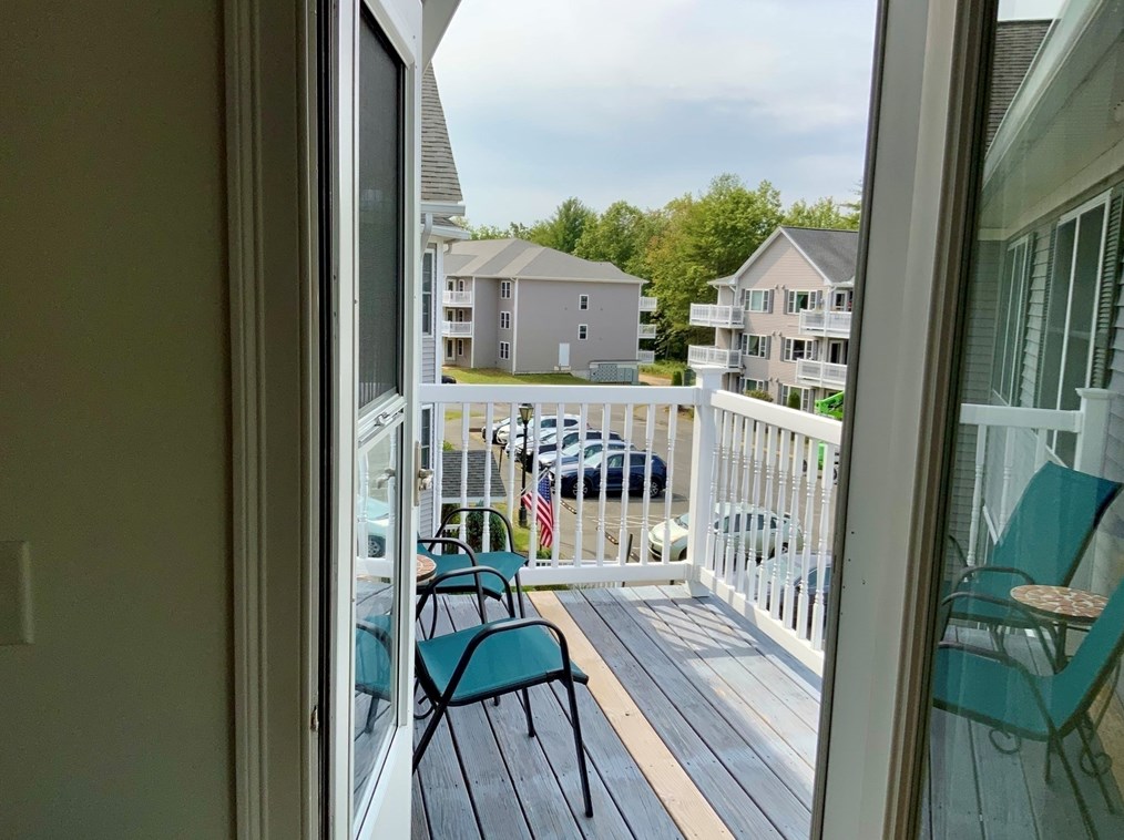 26 Green Leaves Dr, Amherst MA  01002-2655 exterior