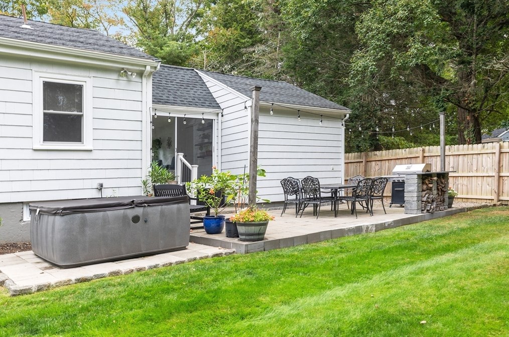 107 Washington St, Pembroke MA 02359-1848 exterior