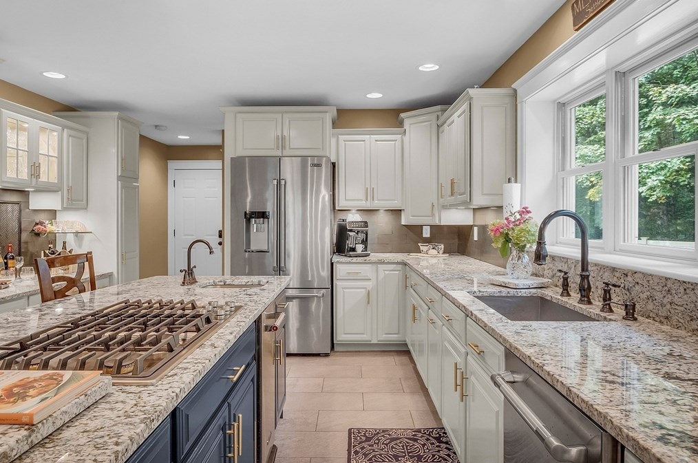 4 Colonial Dr, Merrimac, MA 01860