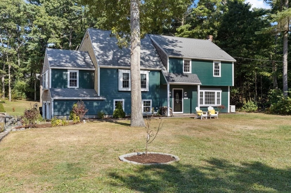 27 Bow St, Carver, MA 02330-1248