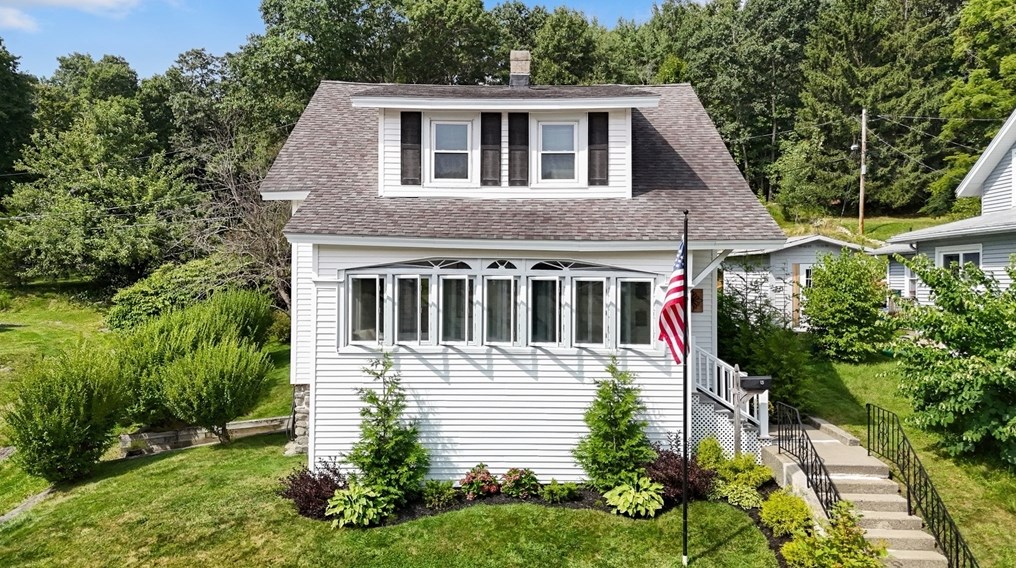 13 Gordon St, Worcester, MA 01604