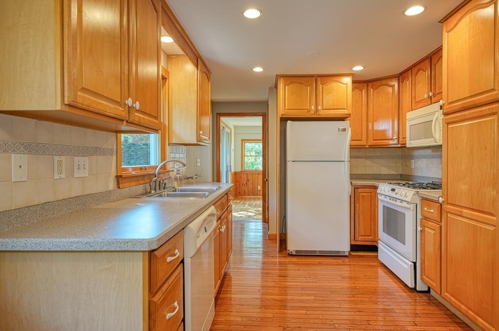 9 Smithhurst Dr, Holliston, MA 01746