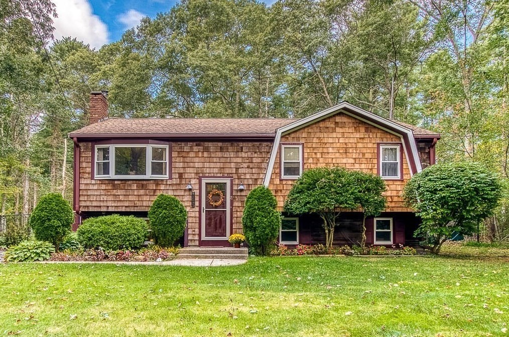 76 Meadow St, Carver, MA 02330-1399