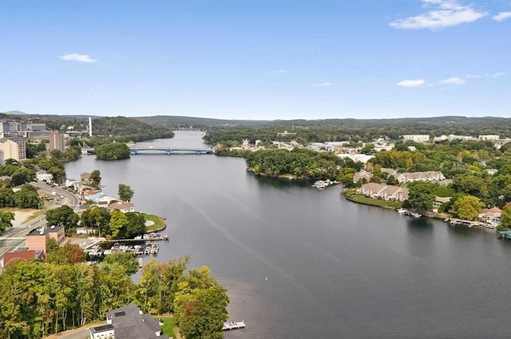 235 Lk Ave, Worcester MA 01604-5824 exterior