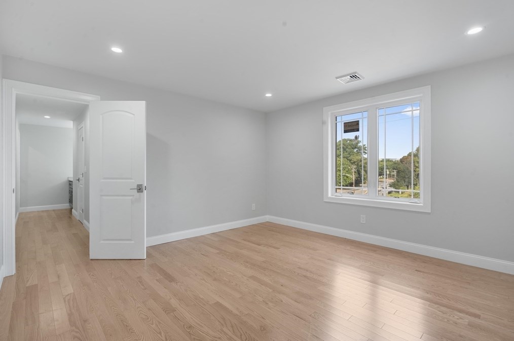 235 Lk Ave, Worcester MA 01604-5824 exterior