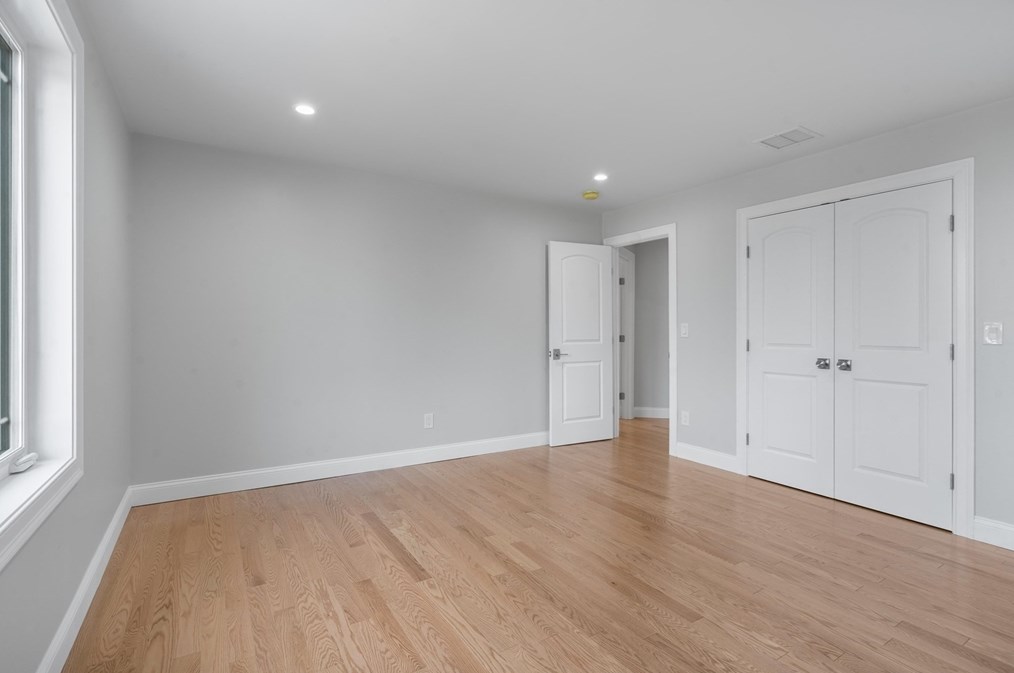 235 Lk Ave, Worcester MA 01604-5824 exterior