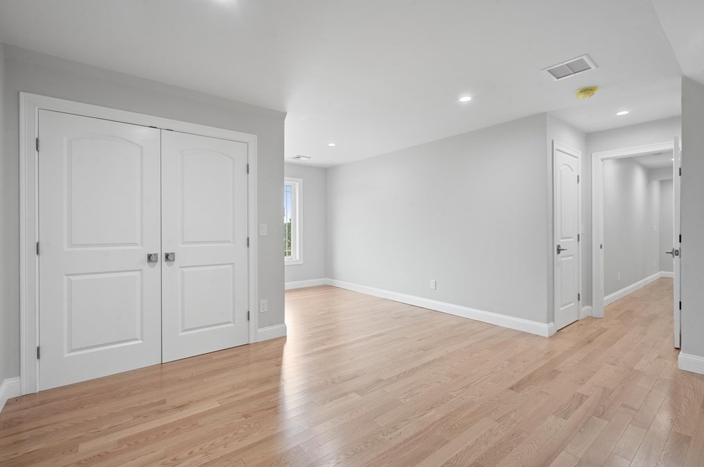 235 Lk Ave, Worcester MA 01604-5824 exterior