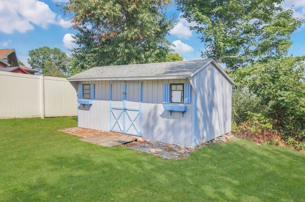 1066 Amostown Rd, West Springfield MA  01089-4304 exterior