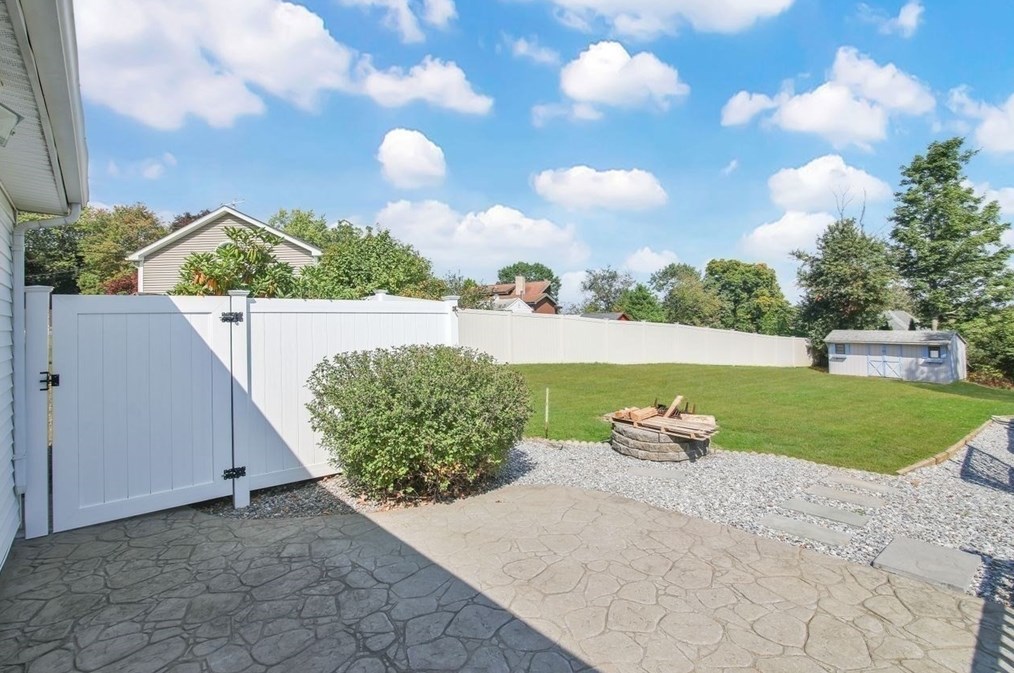 1066 Amostown Rd, West Springfield MA  01089-4304 exterior