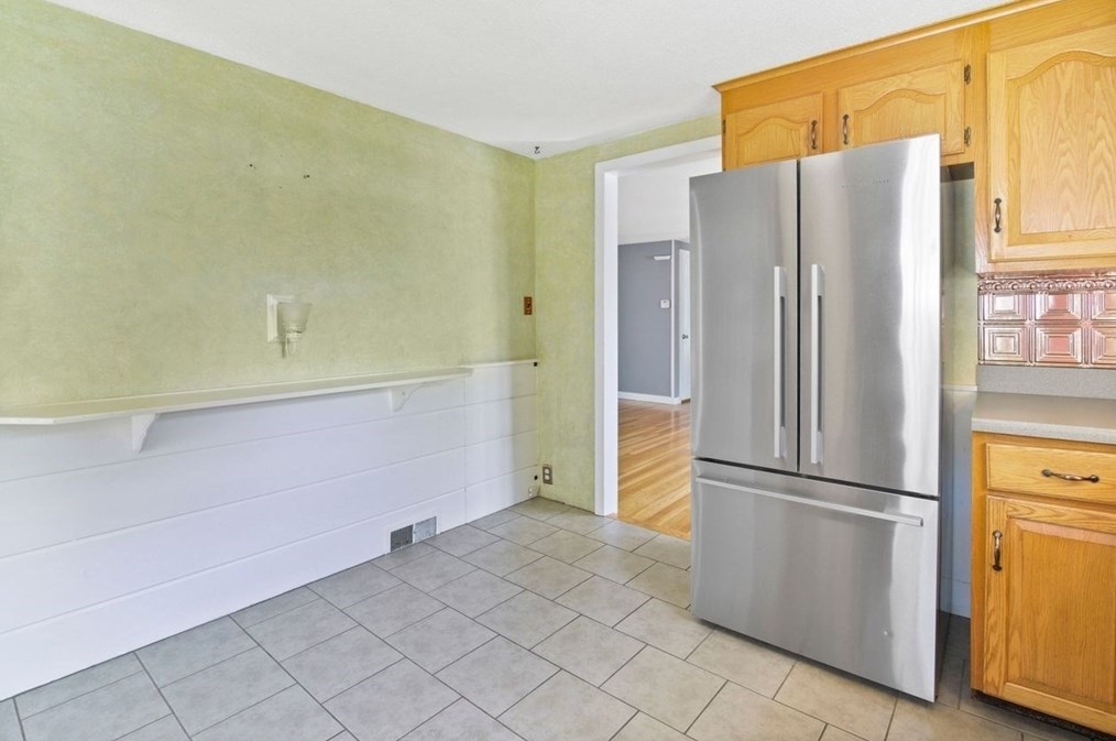 1066 Amostown Rd, West Springfield MA  01089-4304 exterior